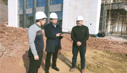 遂寧興業(yè)集團(tuán)黨委副書記、監(jiān)事會(huì)主席、工會(huì)主席石鎮(zhèn)槐深入遂寧市興學(xué)商務(wù)中心項(xiàng)目、公共衛(wèi)生臨床醫(yī)療中心一期項(xiàng)目進(jìn)行實(shí)地巡查